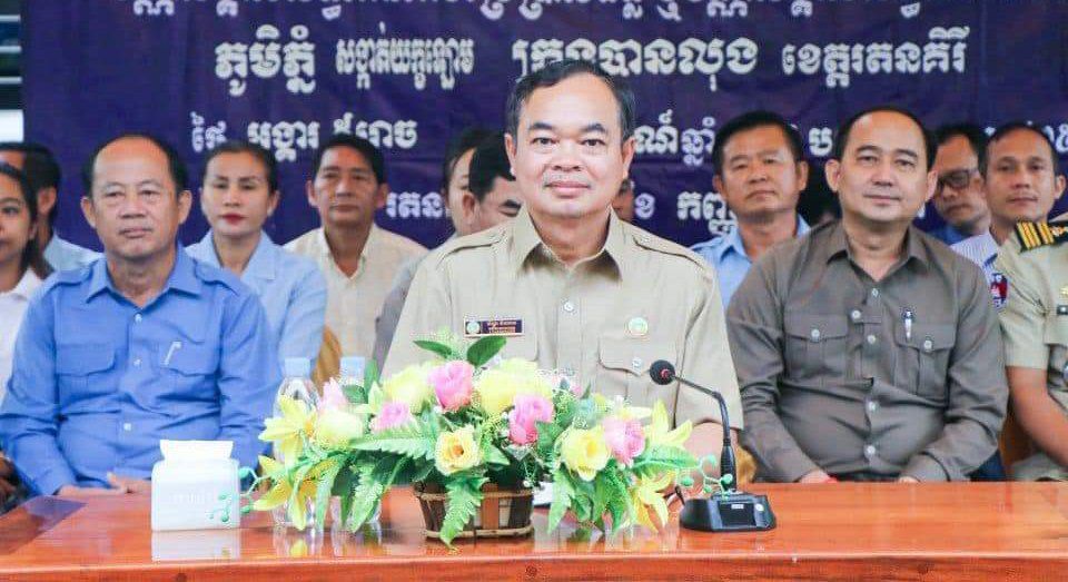 ប្រជាពលរដ្ឋរស់នៅភូមិភ្នំ សង្កាត់យក្ខឡោម ក្រុងបានលុង អញ្ជើញទៅទទួលវិញ្ញាបនបត្រសម្គាល់ម្ចាស់អចលនវត្ថុ