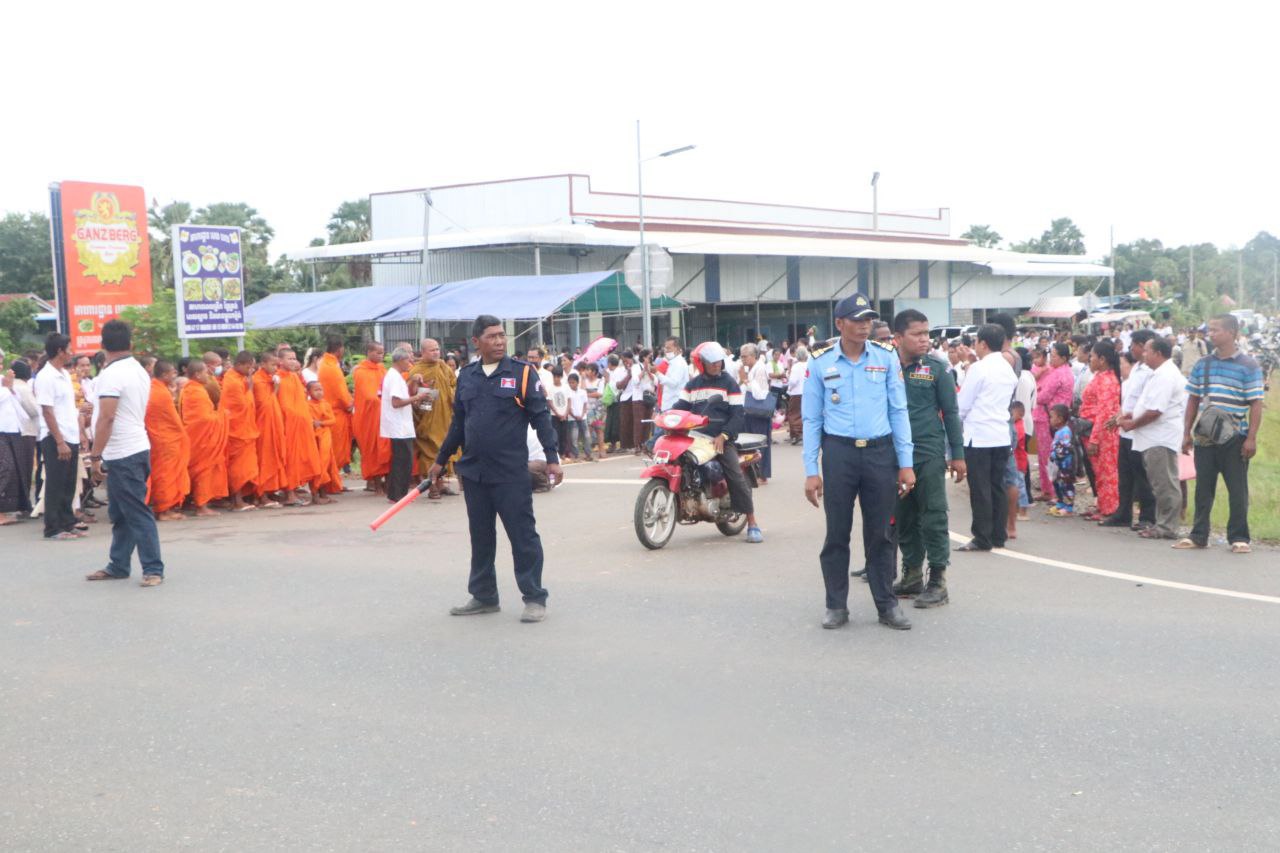 ព្រះសង្ឃ៣៣អង្គនិមន្តសូត្រមន្តបណ្តេញឧបទ្រប់ចង្រៃកុំឱ្យកើតមានគ្រោះថ្នាក់ចរាចរណ៍លើផ្លូវវាងក្រុងខេត្តកំពង់ឆ្នាំង