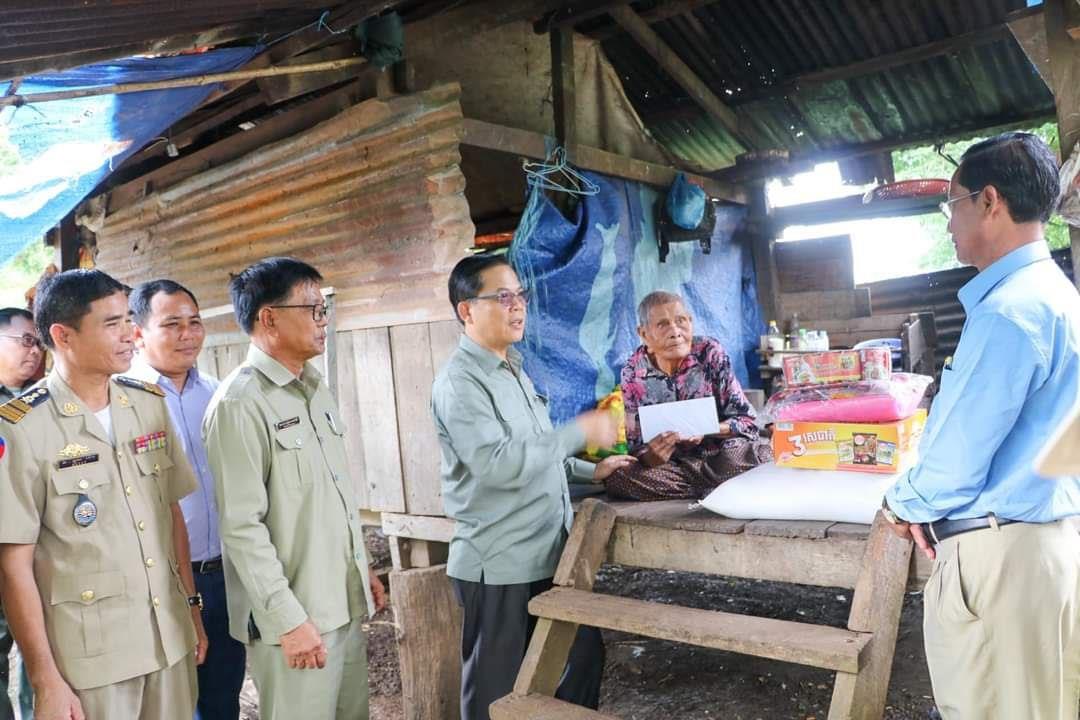 តំណាងរាស្រ្តមណ្ឌលរតនគិរី ចុះសួរសុខទុក្ខ និងនាំយកអំណោយចែកជូនប្រជាពលរដ្ឋដែលមានជីវភាពខ្វះខាត ចំនួន១៥គ្រួសារ នៅស្រុកលំផាត់
