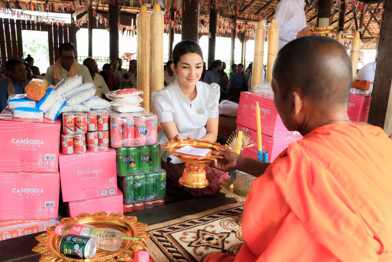 ក្រុមការងាររដ្ឋបាលយុវជនគណបក្សខេត្តស្វាយរៀង តំណាង លោក ហេង សុខណាង ប្រធានក្រុមការងារយុវជនគណបក្សខេត្តស្វាយរៀង អញ្ជើញដាក់ទៀនចំណាំព្រះវស្សាចំនួន១០វត្ត នៅវត្តត្រពាំងស្លា ឃុំដូងស្រុករមាសហែក