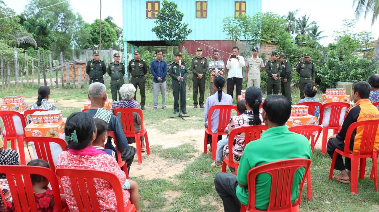មេបញ្ជាការតំបន់ប្រតិបត្តិការសឹករងកំពង់ធំ នាំយកអំណោយរបស់សម្តេចធិបតី ហ៊ុន ម៉ាណែត និងលោកជំទាវ ឧបត្ថម្ភជូនចាស់ជរាគ្មានទីពឹង និងប្រជាពលរដ្ឋក្រីក្រ នៅស្រុកកំពង់ស្វាយ ខេត្តកំពង់ធំ