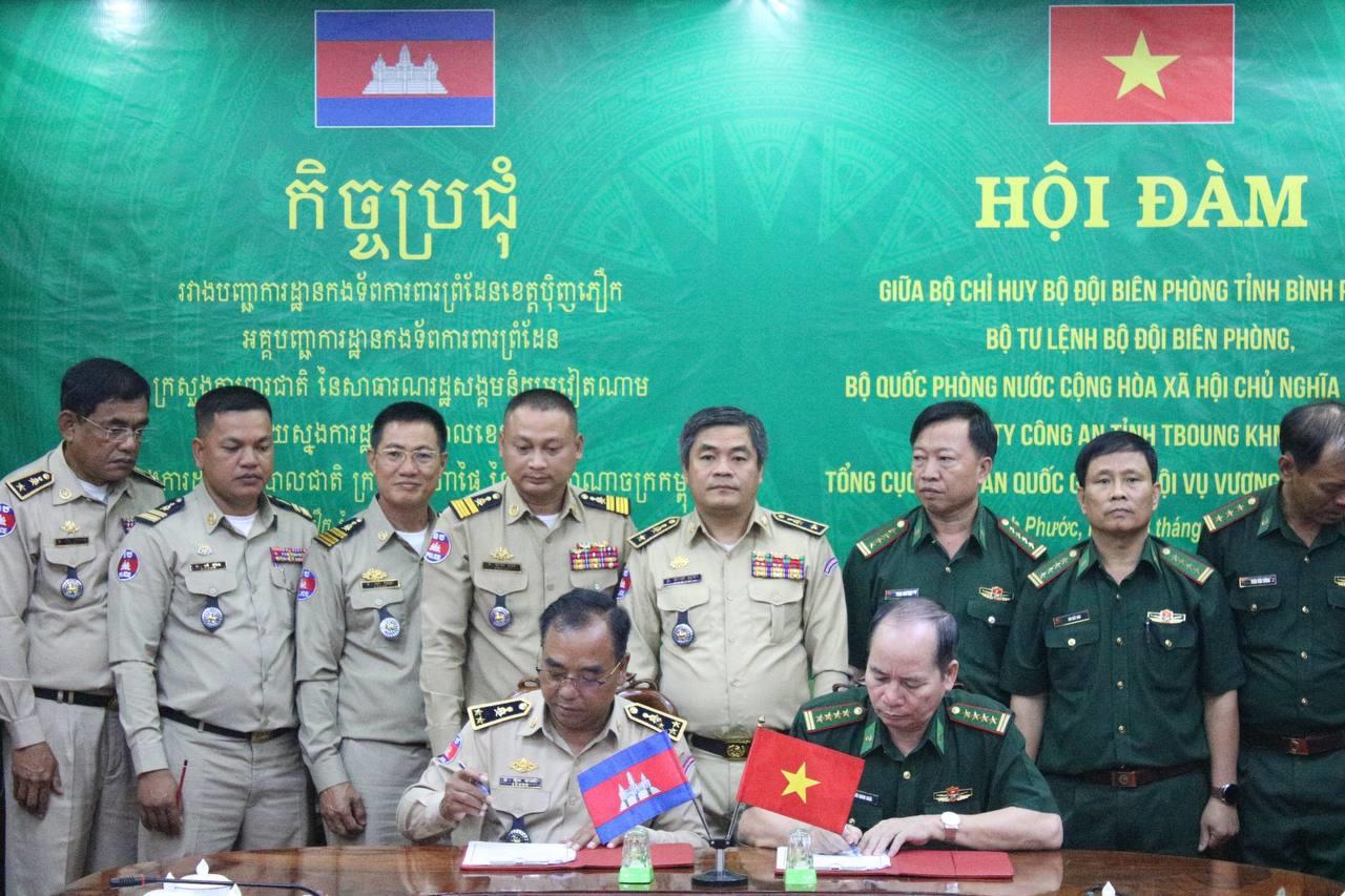 ស្នងការដ្ឋានគរបាលខេត្តត្បូងឃ្មុំ និងបញ្ជាការដ្ឋានកងទ័ពការពារព្រំដែនខេត្តប៉ិញភឿក បើកកិច្ចប្រជុំរួមគ្នា ដើម្បីបន្តសហប្រតិបត្តិការ បង្ការ ទប់ស្កាត់ បង្ក្រាបបទល្មើសគ្រប់ប្រភេទតាមខ្សែបន្ទាត់ព្រំដែនប្រទេសកម្ពុជា-វៀតណាម