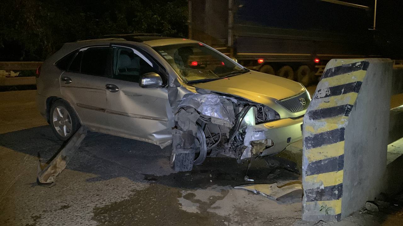 រថយន្ត Lexus 330 បុកបង្កាន់ស្ពានព្រែកជ្រៃ បណ្តាលឱ្យរងការខូចខាតយ៉ាងដំណំ
