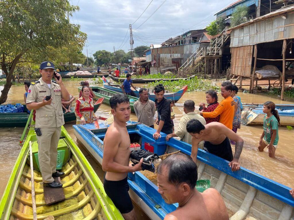 ក្រឡាប់ទូកស្មាច់ធ្លាក់កូនតូចជាងមួយម៉ោងទើបរកឃើញ តែមិនអាចជួយសង្គ្រោះបាន