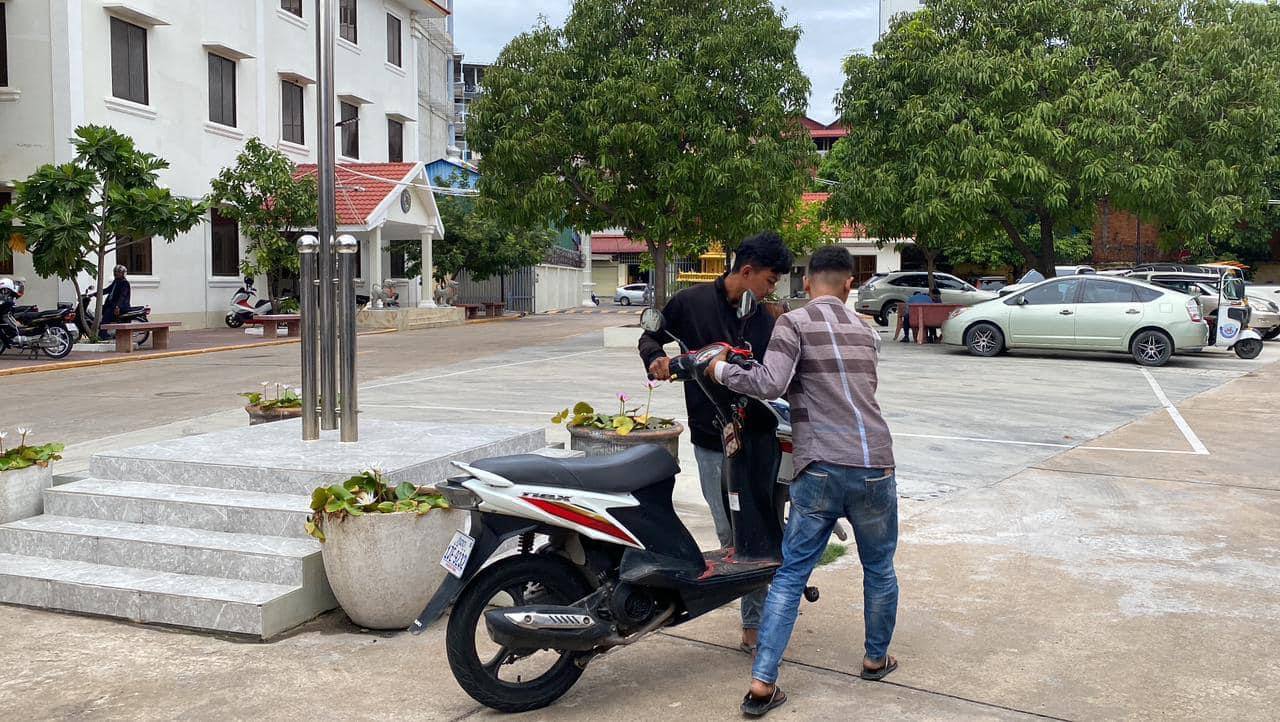 អត់ទាន់អស់ទៀត! កម្លាំងនគរបាលខណ្ឌទួលគោក បន្តបង្រ្កាបក្រុមក្មេងទំនើងបង្ហោះម៉ូតូក្នុងមូលដ្ឋាន បានពីរនាក់ទៀត