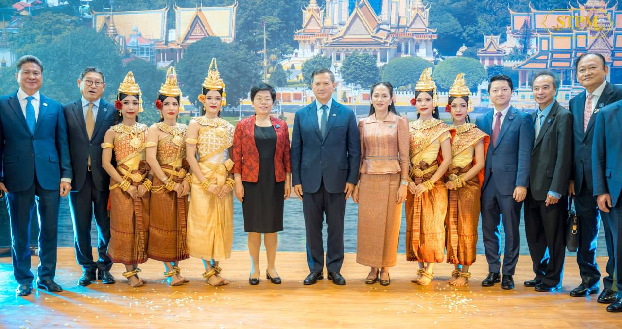 នាយករដ្ឋមន្ត្រីនៃកម្ពុជា កោតសរសើរ ក្រុមការងារក្រសួង-ស្ថាប័នពាក់ព័ន្ធទាំងអស់ និងបងប្អូនអាជីវករ ដែលបានប្រឹងប្រែងក្នុងការរៀបចំ និងនាំយកផលិតផលរបស់កម្ពុជា មកតាំងបង្ហាញដល់សាធារណជន ក្នុងកម្មវិធី “ពិព័រណ៍អាស៊ាន-ចិន លើកទី២០”