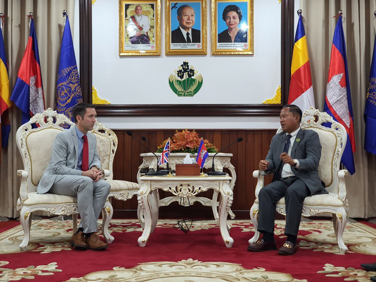 ឯកអគ្គរាជទូតអង់គ្លេសប្រចាំនៅកម្ពុជា កោតសសើរចំពោះសមិទ្ធផលនានា ជាពិសេសការីកចម្រើនលើវិស័យកសិកម្ម កសិឧស្សាហកម្ម ការចិញ្ចឹមសត្វ និងវិស័យវាយនភ័ណ្ឌកាត់ដេរសម្លៀកបំពាក់ កាបូប ស្បែកជើង និងអេឡិចត្រូនិចជាដើម
