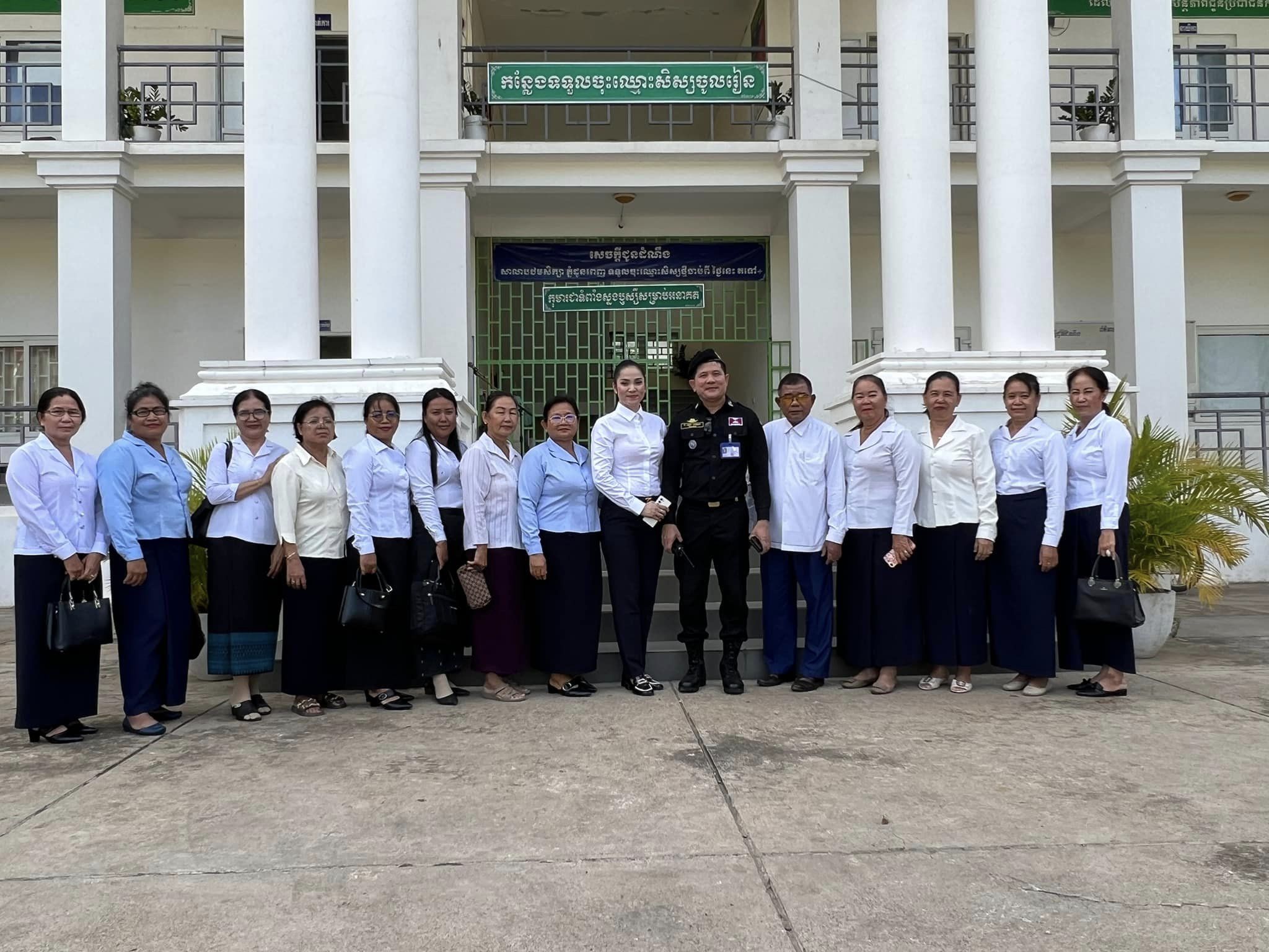 អធិការដ្ឋាននគរបាលខណ្ឌដូនពេញ បានចុះមក សាលាបឋមសិក្សាភ្នំដូនពេញ ដើម្បីផ្សព្វផ្សាយ អំពីការបង្ការទប់ស្កាត់ក្មេងទំនើង និង ការប្រើប្រាស់គ្រឿងញៀន នៅក្នុងសាលារួមទាំងមូលដ្ឋាន