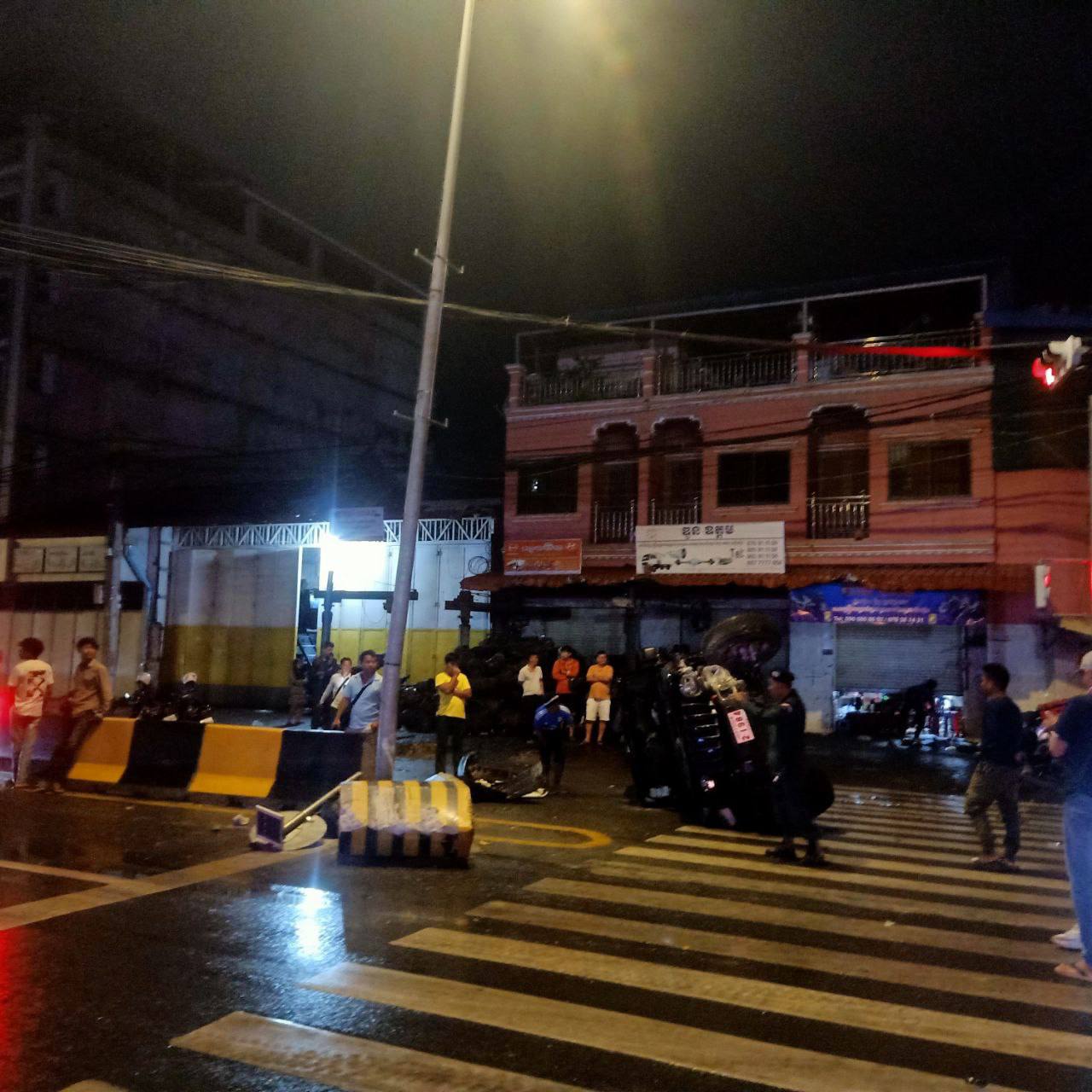 រថយន្តស៊េរីទំនើបម៉ាកJeep ពាក់ផ្លាកលេខនគរបាលបេីកបុករបាំងថ្មពុះចែកទ្រូងផ្លូវបណ្ដាលឱ្យបាក់អស់មួយកង់និងក្រពឹតបង្គោលភ្លើងមួយដើម រីឯរថយន្តក្រឡាប់ផ្ងារជើងម្ខាង