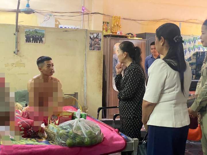 មន្ត្រីនគរបាលចំនួន០២រូបកំពុងសម្រាកព្យាបាលរបួសដោយសារជួបគ្រោះថ្នាក់ក្នុងពេល ចុះបំពេញ ការងារក្នុងមូលដ្ឋានត្រូវបានលោកស្រីជាភរិយាលោកឧត្តមសេនីយ៍ទោសាត គឹមសាន អញ្ជើញសួរសុខទុក្ខនិងឧបត្ថមថវិកា ផ្លែឈើ និងភេសជ្ជៈមួយចំនួនផង៖