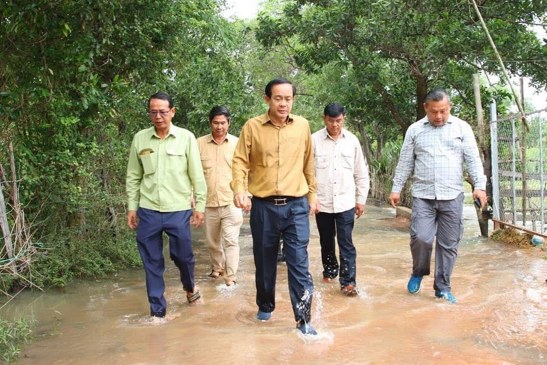 អភិបាលខេត្តកំពង់ធំ ដឹកនាំមន្ត្រីជំនាញចុះត្រួតពិនិត្យស្ថានភាពទឹកជំនន់ ក្នុងភូមិសាស្ត្រស្រុកស្ទោង