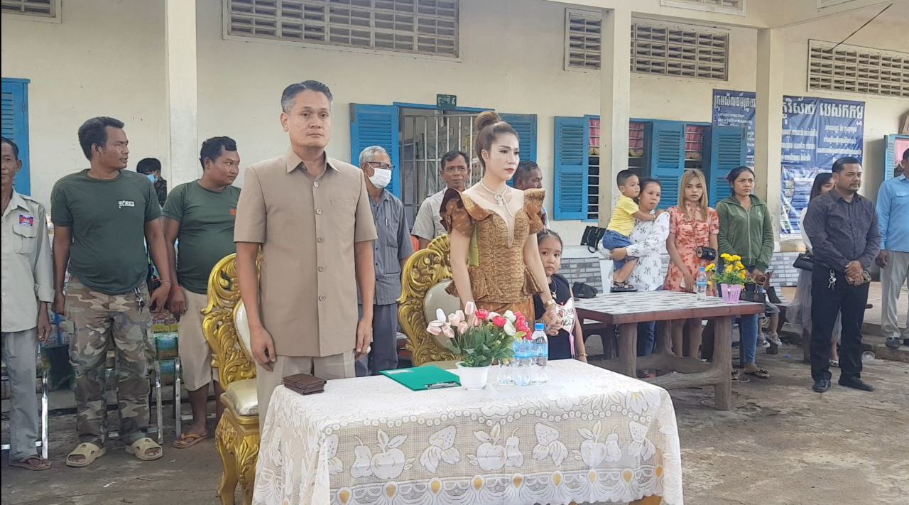 លោក ឧកញ៉ា ឃិត ចាន់ដា និងលោកជំនាវ បានពាំនាំយកអំណោយទៅចែកជូនសិស្សានុសិស្សនៅសាលាបឋមសិស្សា ឈូកក្រពុំ