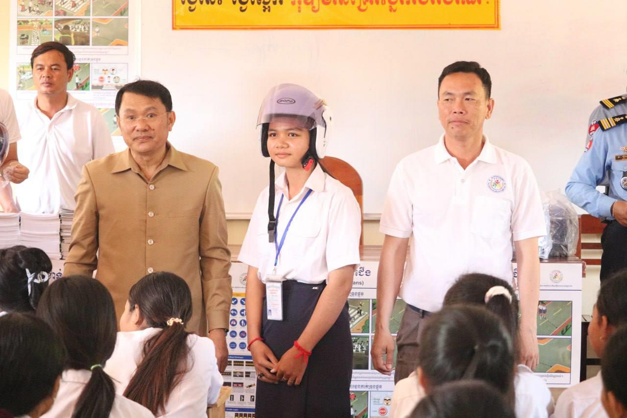 រដ្ឋបាលខេត្តត្បូងឃ្មុំ និងមន្ត្រីជំនាញ បន្តចែកមួកសុវត្ថិភាព សៀវភៅច្បាប់ចរាចរណ៍ និងសម្ភារមួយចំនួន ក្នុងយុទ្ធនាការអប់រំផ្សព្វផ្សាយ សុវត្ថិភាពចរាចរណ៍ផ្លូវគោកថ្មីដល់សិស្សនៅតាមសាលារៀន
