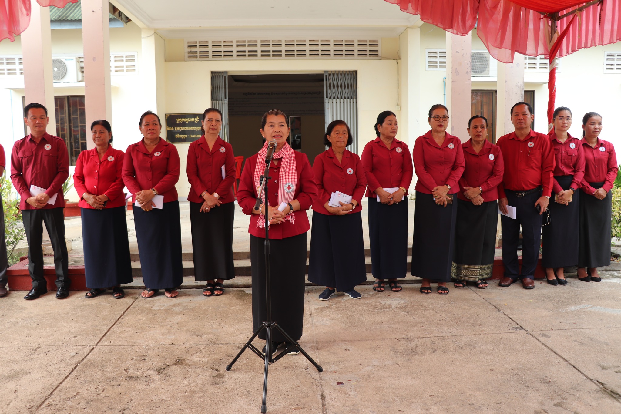 ប្រជាពលរដ្ឋងាយរងគ្រោះ ចំនួន ២៣៦ គ្រួសារ បន្ថែមទៀត ក្នុងស្រុកស្វាយជ្រំ និងស្រុកស្វាយទាប បានទទួលអំណោយមនុស្សធម៌ ពីសាខាកាកបាទក្រហមកម្ពុជាខេត្តស្វាយរៀង