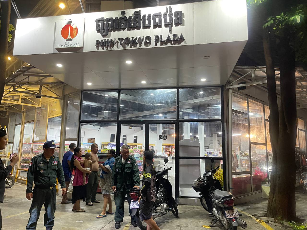 បុរសម្នាក់យកដែកវាយបំបែកកញ្ចក់ហាងលក់សម្ភារនៅក្នុងផ្សារទំនើបជប៉ុនត្រូវសមត្ថកិច្ចឃាត់ខ្លួន