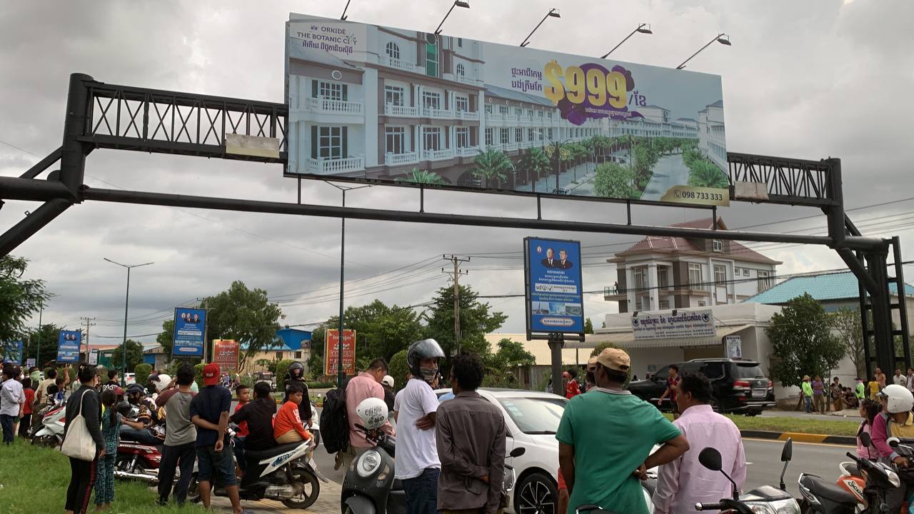 ប្រទះឃើញសពបុរសម្នាក់ជាប់នៅក្នុងផ្ទាំងប៉ាណូជះក្លិនស្អុយខ្លាំង