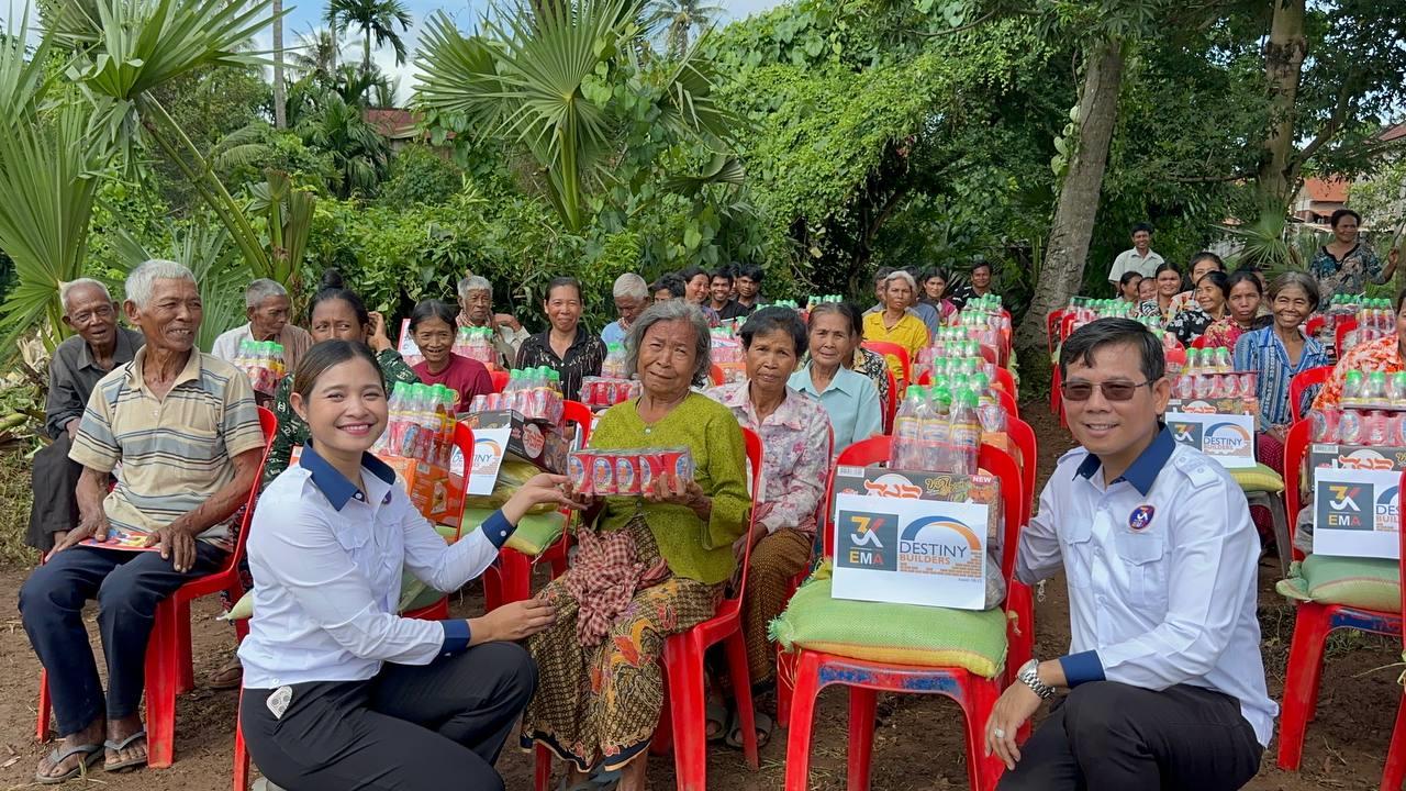 តំណាងរដ្ឋមន្ត្រីធម្មការ ចែកអំណោយ ១០០គ្រួសារ និង ផ្តល់អណ្ដូងស្នប់ទឹកស្អាត អាហ្វ្រ៊ី ដេសចំនួន ២អណ្ដូង
