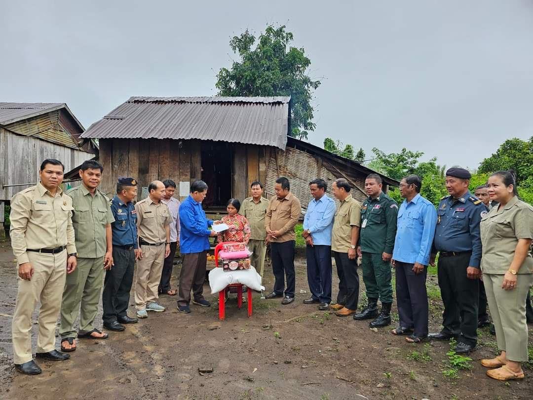 តំណាងរាស្រ្តមណ្ឌលរតនគិរី អញ្ជើញចុះសួរសុខទុក្ខ និងនាំយកអំណោយចែកជូនប្រជាពលរដ្ឋដែលមានជីវភាពខ្វះខាត១៥គ្រួសារ នៅស្រុកអូរយ៉ាដាវ