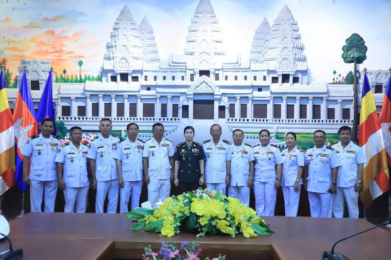តំណាងរដ្ឋមន្ត្រការពារជាតិ អញ្ជើញបំពាក់ឋានន្តរសក្តិ ប្រគល់បណ្ណសរសើរ និងលិខិតសរសេីរជូនដល់នាយនាវី នាយនាវីរង នៃបញ្ជាការដ្ឋានកងទ័ពជើងទឹក