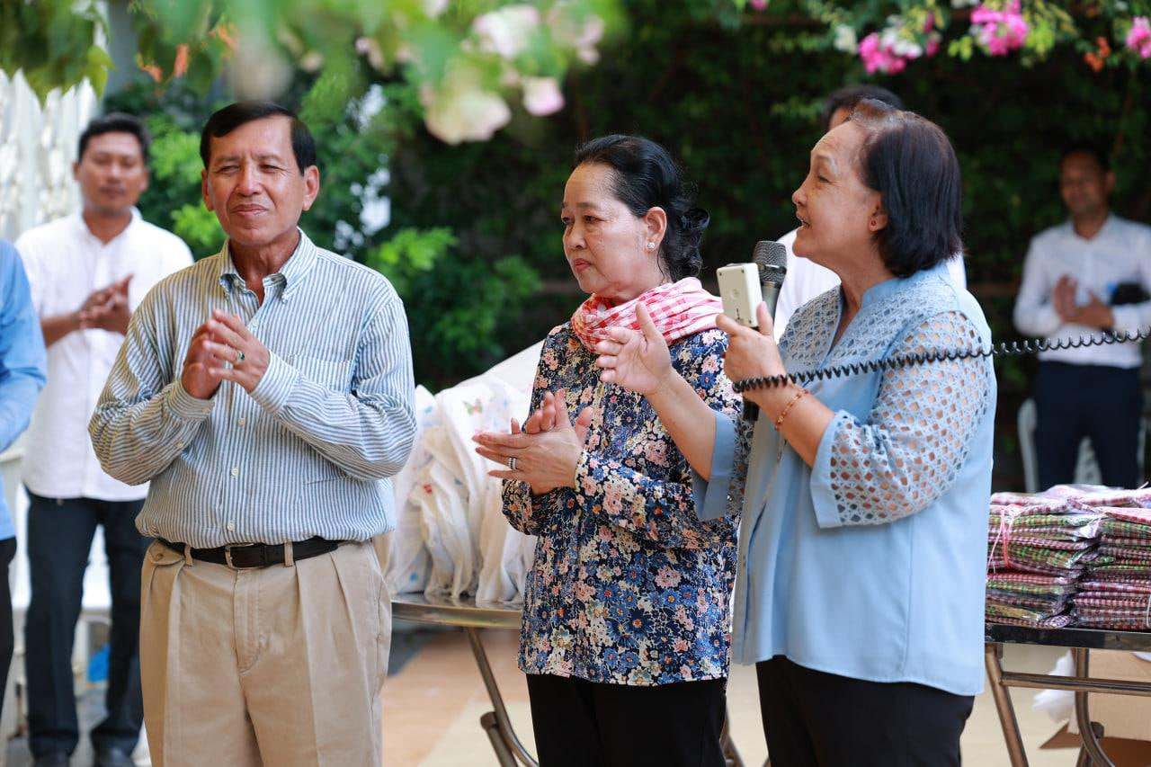 ឈានចូលពិធីបុណ្យប្រពៃណីភ្ជុំបិណ្ឌខាងមុខ ទេសរដ្ឋមន្រ្តី ព្រុំ សុខា ឆ្លៀតចែកអំណោយជូនពលរដ្ឋក្រីក្រ