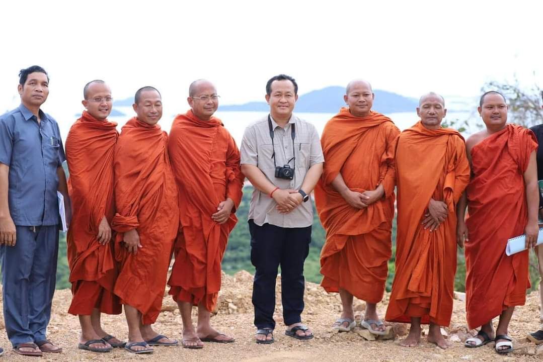 អភិបាលខេត្តកែបចពិនិត្យមើលទីតាំងគម្រោងសាងសង់ព្រះពុទ្ធរូបបដិមាធំមួយអង្គទ្រង់ឱ្យអភយទានកម្ពស់ ៤៥ ម៉ែត្រ នៅលើកំពូលភ្នំកែប