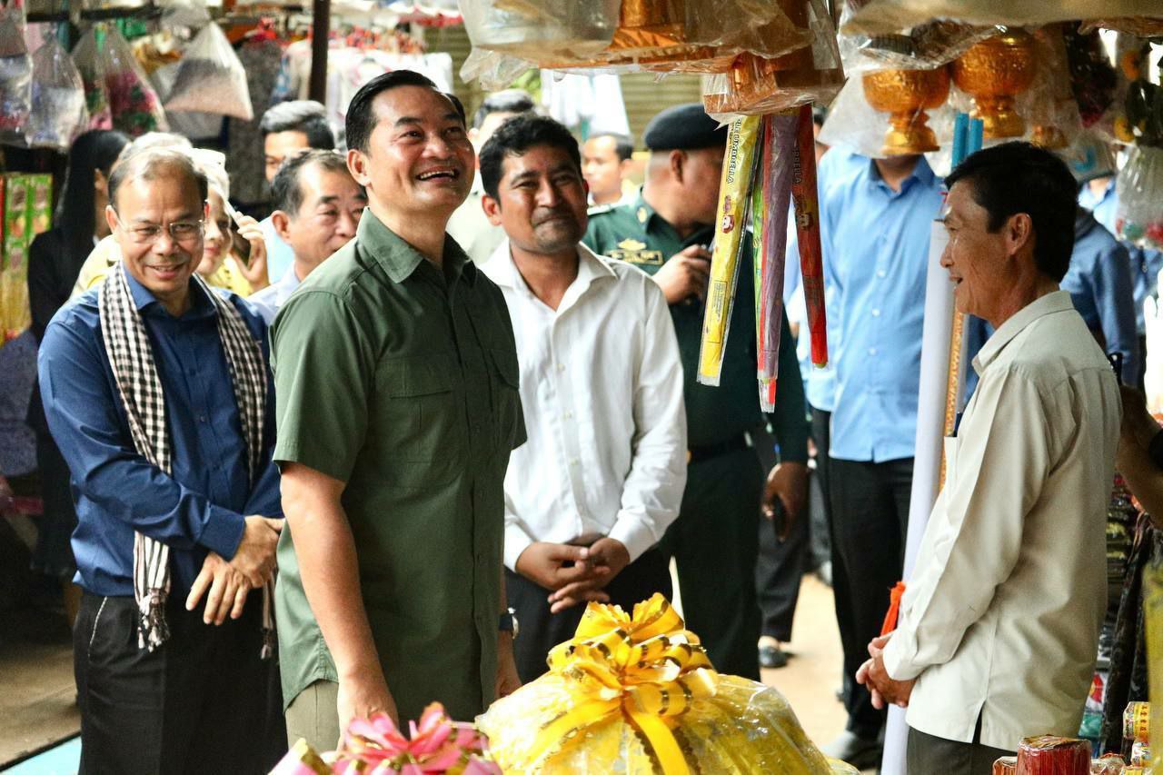 អភិបាលខេត្តត្បូងឃ្មុំ ចុះសំណេះសំណាលដោះស្រាយបញ្ហាប្រឈមអាជីវករលក់ដូរ ក្នុងផ្សារអូររាំងឪ និងពិនិត្យសង្វាក់ផលិតកម្ម ដែលបានដាក់បញ្ចូល និងត្រៀមដាក់បញ្ចូលបន្ថែមជាសមាជិក «ភូមិមួយផលិតផលមួយ»