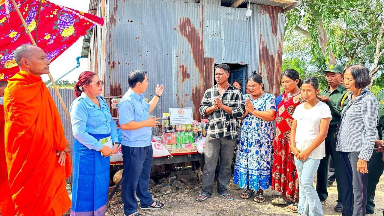 អំណោយរបស់លោក ហ៊ុន ម៉ានិត ត្រូវបាននាំយកទៅប្រគល់ជូនគ្រួសារក្មេងស្រីរងគ្រោះ ក្នុងអំពើរំលោភរហូតមានផ្ទៃពោះ នៅស្រុកបាទី