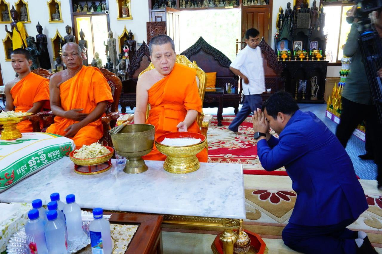 អភិបាលខេត្តកណ្ដាល ប្រគេនអង្ករ ៩តោន ទេយ្យទាន និងបច្ច័យ ១០លានរៀល ដល់សម្ដេចព្រះពោធិវ័ង្ស កិត្តិបណ្ឌិត អំ លឹមហេង