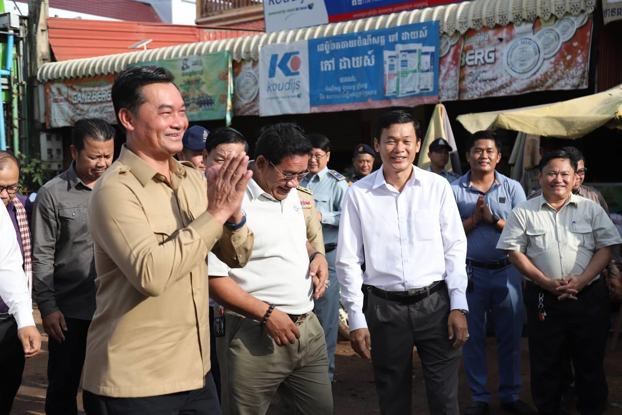 អភិបាលខេត្តត្បូងឃ្មុំ ជួបសំណេះសំណាលអាជីវករនៅផ្សារស្ទឹង និងបន្តពិនិត្យរោងចក្រកែច្នៃសម្អាតគ្រាប់ម្រេច និងគ្រាប់ស្វាយចន្ទី