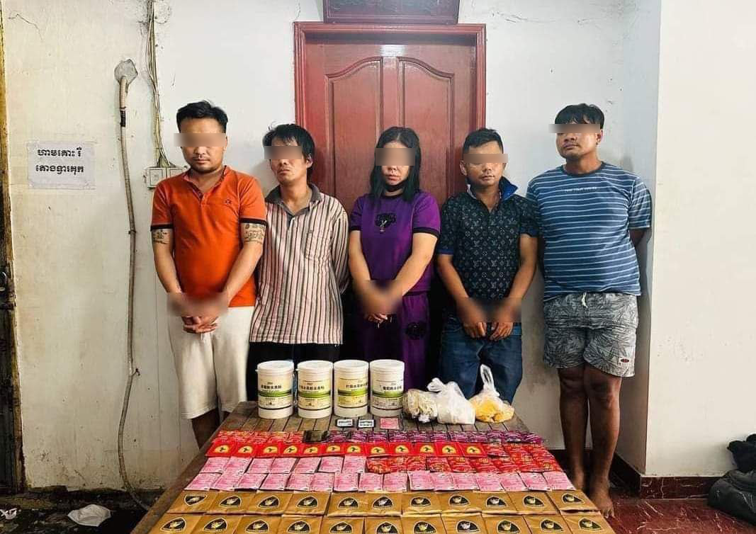 ឃាត់ខ្លួនជនសង្ស័យ ចំនួន ០៥នាក់ ពាក់ព័ន្ធករណីជួញដូរ និងផលិតគ្រឿងគ្រឿងញៀន រឹបអូសបានគ្រឿងញៀនជិត ២៣គីឡូក្រាម ៤គោលដៅផ្សេងៗគ្នា ក្នុងភូមិសាស្ត្ររាជធានីភ្នំពេញ