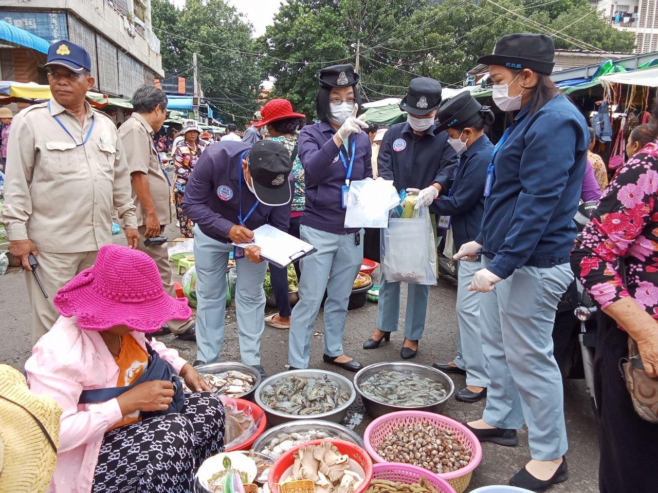 មន្ដ្រីជំនាញ ក.ប.ប រាជធានីភ្នំពេញ នាំយករថយន្តពិសោធន៍ចល័តផ្នែកម្ហូបអាហារ ចុះត្រួតពិនិត្យរកទំនិញខូចគុណភាពនៅផ្សារកណ្តាល