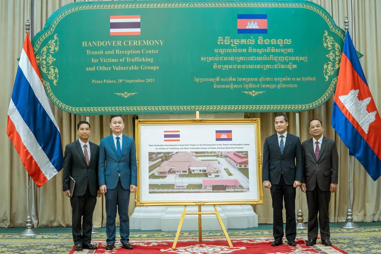 មជ្ឈមណ្ឌលសំចត និងស្តារនីតិសម្បទាជនរងគ្រោះប៉ោយប៉ែត ត្រូវបានដាក់ឱ្យដំណើរការជាផ្លូវការហើយធ្វើពិធីប្រគល់-ទទួលដោយនាយករដ្ឋមន្ត្រីកម្ពុជា-ថៃ
