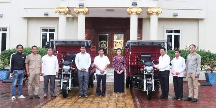 ឯកឧត្តម អ៉ី ឈាន ទេសរដ្ឋមន្ត្រីនិងលោកជំទាវ បាន ស្រីមុំ អភិបាលខេត្តប៉ៃលិនបានប្រគល់ម៉ូតូកង់បី២គ្រឿងដល់ស្រុក,ក្រុងសម្រាប់ដឹកសំរាម សម្អាតបរិស្ថាន