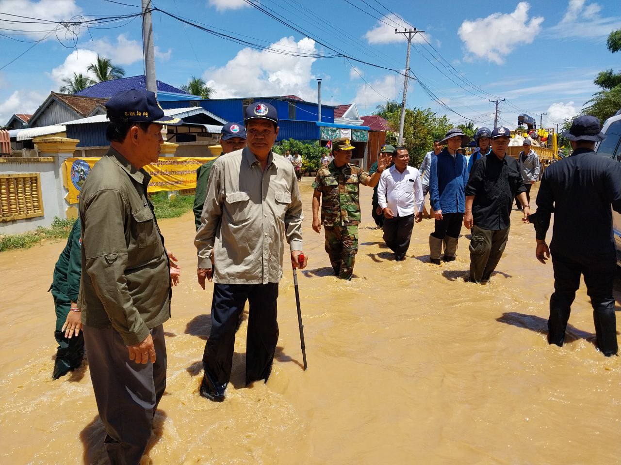 ឯកឧត្តម គន់ គឹម និងអាជ្ញាធរខេត្តពោធិ៍សាត់បានចុះជួយប្រជាពលរដ្ឋពីរជំនន់ទឹកភ្លៀង