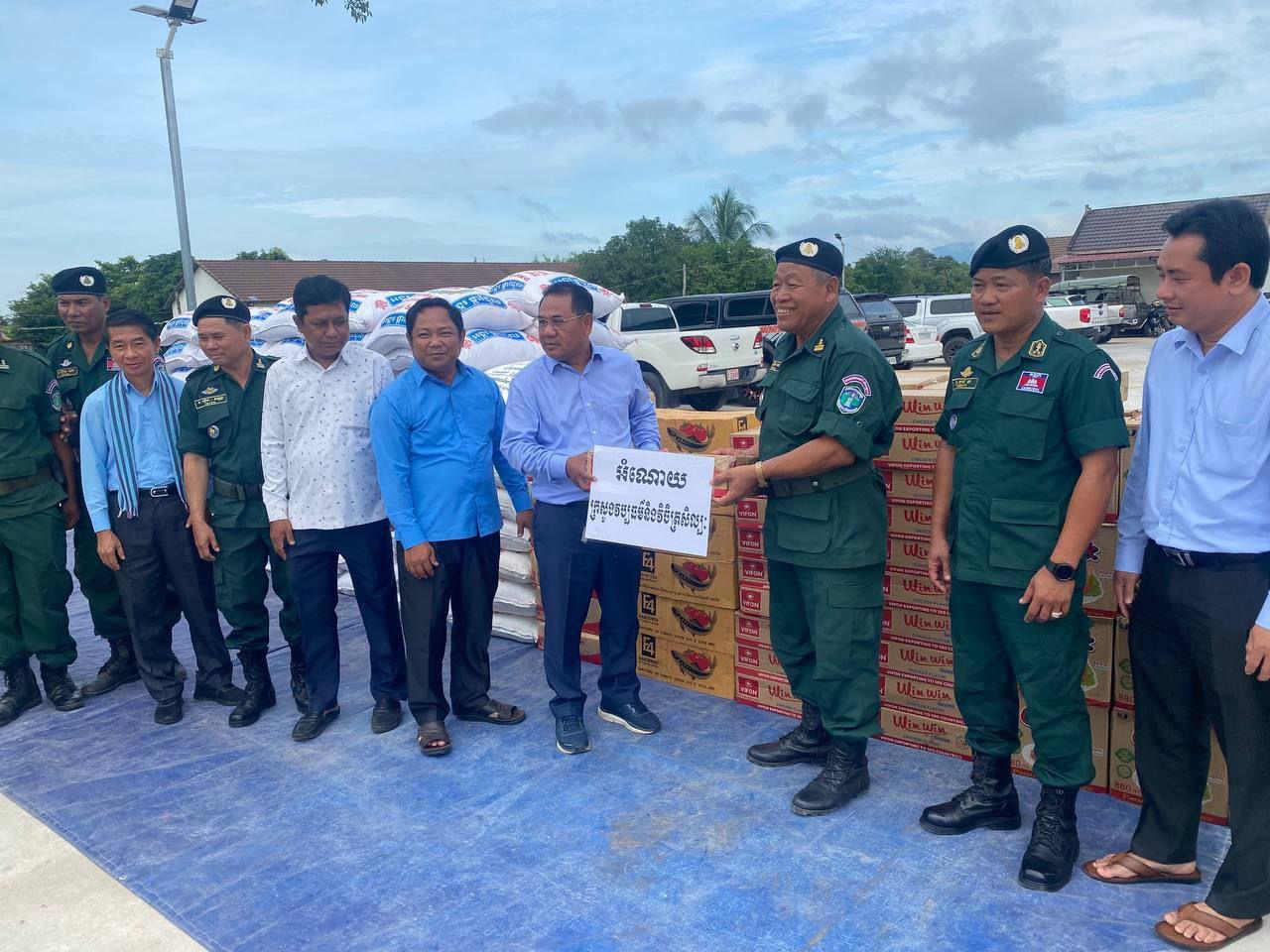 ប្រតិភូក្រសួងវប្បធម៌ ចុះទៅសួរសុខទុក្ខ និងផ្តល់អំណោយដល់នគរបាលការពារព្រំដែនខេត្តឧត្តរមានជ័យ កងវរៈសេនាតូច ៩០៥ និងនគរបាលការពារព្រំដែនខេត្តព្រះវិហារ កងវរៈសេនាតូច ៧៩៥