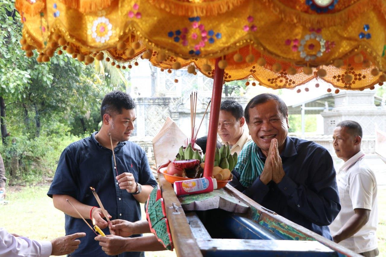 ទេសរដ្ឋមន្ត្រី ថោង ខុន ចុះជួបសំណោះសំណាលជាមួយក្រុមកីឡាករទូកង ២គ្រឿង នៅស្រុកបារាយណ៍ ដើម្បីត្រៀមក្នុងការប្រកួតនាពិធីបុណ្យអុំទូក