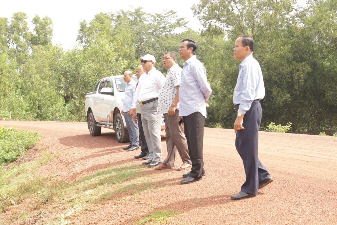 អ្នកតំណាងរាស្ត្រមណ្ឌលស្វាយរៀង ចុះពិនិត្យការបង្កបង្កើនផលស្រូវរដូវវស្សា និងនាំអំណោយចែកជូនពលរដ្ឋខ្វះខាត នៅស្រុកកំពង់រោទិ៍