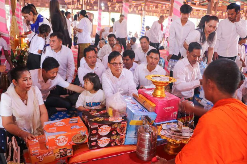ឯកឧត្តម តំណាងរាស្ត្រ អញ្ជើញចូលរួមរាប់បាត្រ និងកាន់បិណ្ឌវេនទី២នៅវត្តរស្មីសាមគ្គីរតនារាម ហៅវត្តថ្មី ស្ថិតក្នុងក្រុងបានលុង