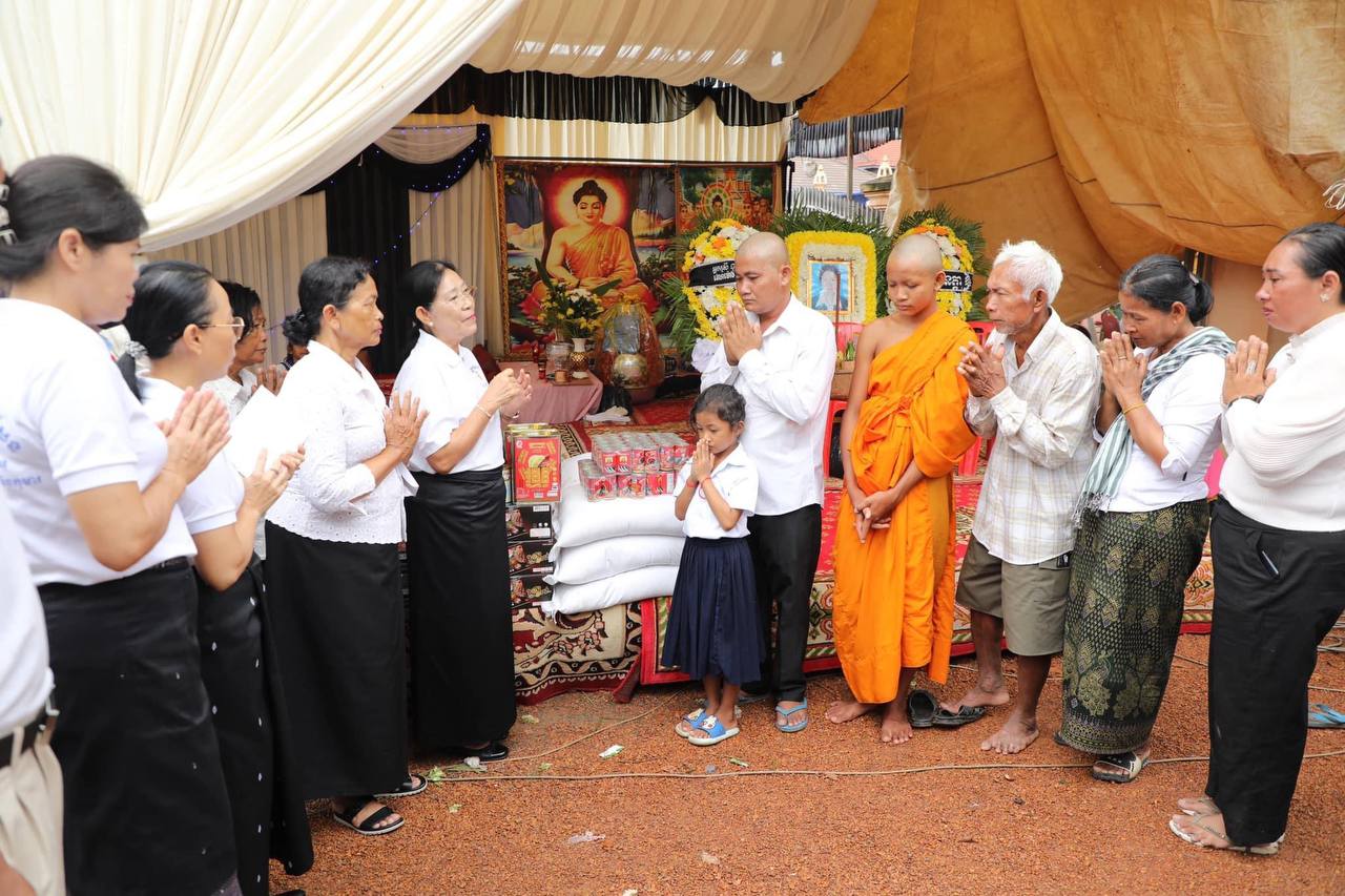 សម្តេចកិត្តិព្រឹទ្ធបណ្ឌិត ប៊ុន រ៉ានី ហ៊ុនសែន មានការតក់ស្លុត រន្ធត់ចិត្តយ៉ាងក្រៃលែង និងចាត់មន្ត្រីចូលរួមរំលែកទុក្ខដ៏ក្រៀមក្រំចំពោះរមណភាពរបស់ស្ត្រីជាមាតាមួយរូប ដែលមានជំងឺប្រចាំកាយ ហើយបានស្លាប់បន្ទាប់ពីឆ្លងទន្លេ ប្រសូត្របានកូនភ្លោះ ៣នាក់