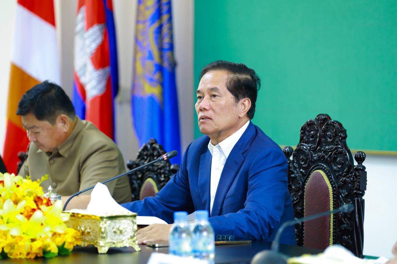 ឯកឧត្តម ឃួង ស្រេង មិនអនុញ្ញាតិឱ្យរថយន្ដដឹកទំនិញធំៗ ធ្វើចរាចរណ៏ឆ្លងកាត់ស្ពានព្រះមន្នីវង្សទៀតទេ