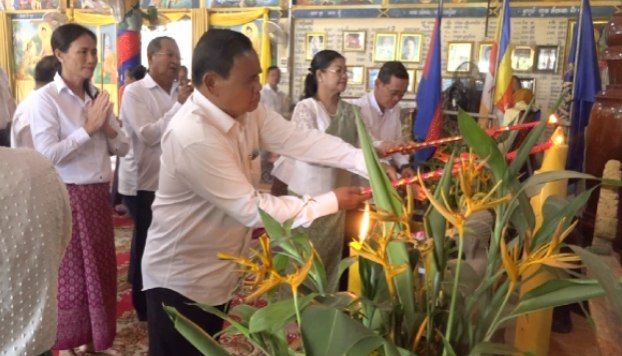 ថ្នាក់ដឹកនាំខេត្តកែប ជាមួយនឹងពុទ្ធបរិស័ទជិតឆ្ងាយបានចូលរួមកាន់បិណ្ឌវេនទី៥ នៅវត្តចរិយាវង្សនៅក្នុងសង្កាត់អូរក្រសារក្រុងកែប