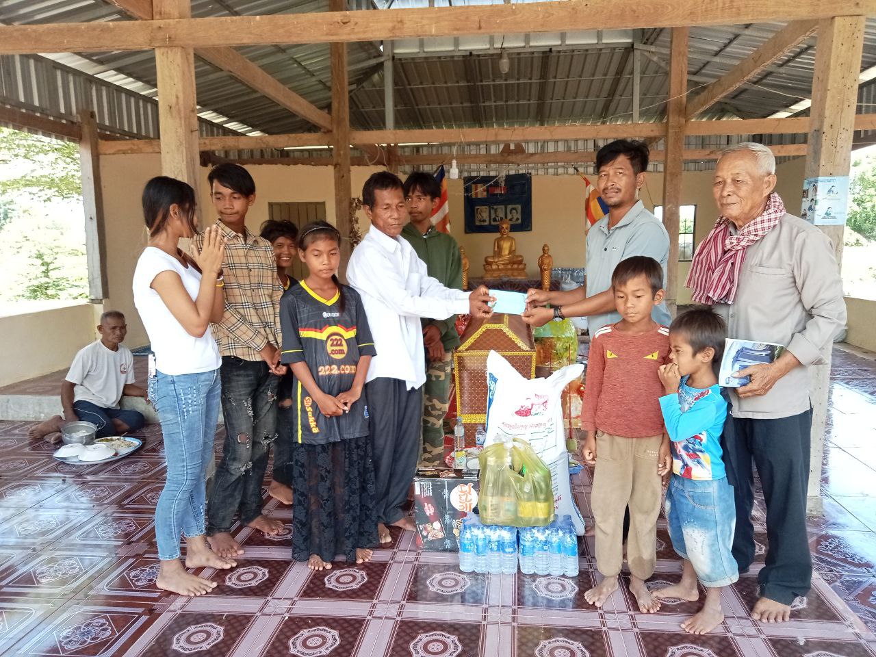 គ្រាន់តែឃើញការបង្ហោះក្នុងសណ្ដាញសង្គមភ្លាម!  លោកបណ្ឌិត ម៉េង សុភណ្ឌ័ បានចាត់តាំង លោក រ៉ា ចាន់ (ហៅ ឌីស) នាំយក យកគ្រឿង ឧបភោគ បរិភោគ និងបច្ច័យមួយចំនួន ដើម្បីចូលរួមរំលែកទុក្ខ ក្រុមគ្រួសារនៃសពដែលទទួលមរណៈភាព មានជីវភាពក្រីក្រខ្វះខាត ភ្លាម