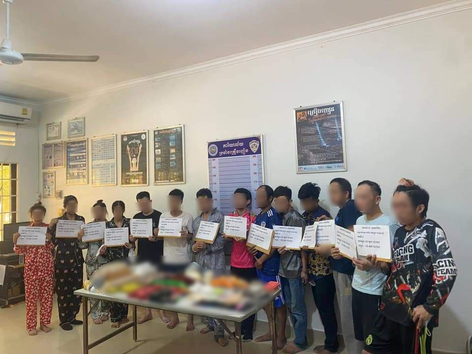 បញ្ជូនខ្លួនថៅកែខារ៉ាអូខេម្នាក់ ដែលផ្តល់ទីតាំងឲ្យមានការជួញដូរគ្រឿងញៀន និងអ្នកពាក់ព័ន្ធ ចំនូន ១៤នាក់ទៀត ទៅសាលាដំបូងខេត្តបន្ទាយមានជ័យ
