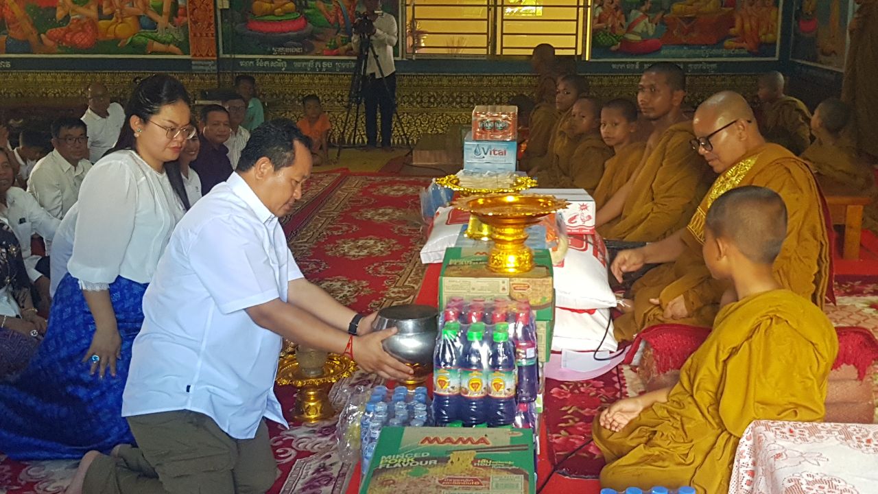អភិបាលខេត្តកែបដឹកនាំដឹកនាំមន្ត្រីក្រោមឱវាទនិងពុទ្ធបរិស័ទជិតឆ្ងាយ ចូលរួមកាន់បិណ្ឌវេនទី៧ នៅវត្តសត្ថាធម្មវិហារ ហៅភ្នំពោន ដែលស្ថិតនៅក្នុងភូមិភ្នំលាវ ឃុំពងទឹក ស្រុកដំណាក់ចង្អើរខេត្តកែប