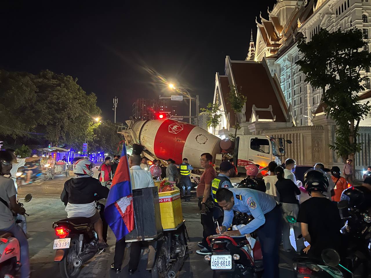 រថយន្ត Ford បើកបុកម៉ូតូពីក្រោយរុញចូលក្រោមកង់រថយន្តក្រឡុកសុីម៉ងត៍កិនស្ត្រីម្នាក់ស្លាប់យ៉ាងអាណោចអាធ័ម
