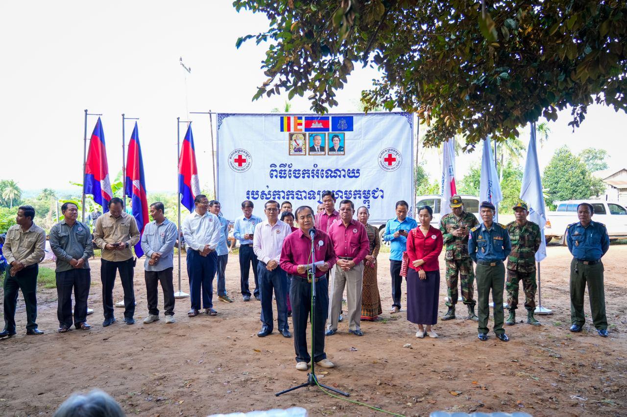 ប្រជាពលរដ្ឋរងគ្រោះដោយជំនន់ទឹកភ្លៀងចំនួន ៣២០គ្រួសារ នៅស្រុកភ្នំក្រវ៉ាញ ខេត្តពោធិ៍សាត់ បានទទួលអំណោយពីកាកបាទក្រហមកម្ពុជា