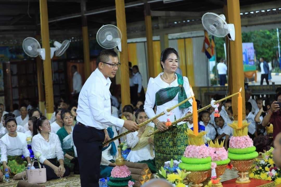 ស្នងការនគរបាលខេត្តបន្ទាយមានជ័យ នាំបច្ច័យ និងទេយ្យទានរបស់ឧបនាយករដ្ឋមន្ត្រី ស សុខា កាន់បិណ្ឌវេនទី៧ នៅវត្តប្រាសាទស្រះកណ្ដាល
