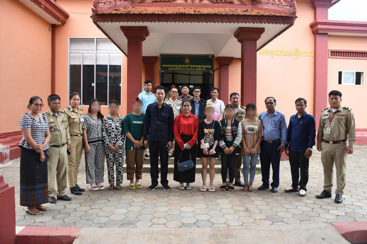 នារីខ្មែរចំនួន ០៦នាក់ ចាញ់បោកមេខ្សល់ ០២នាក់ប្តីប្រពន្ធនាំយកទៅធ្វើនារីបម្រើខារ៉ាអូខេនៅប្រទេសឡាវ និងបម្រុងលក់ទៅកាន់ប្រទេសទី៣ ត្រូវបានបញ្ជូនមកដល់កម្ពុជា