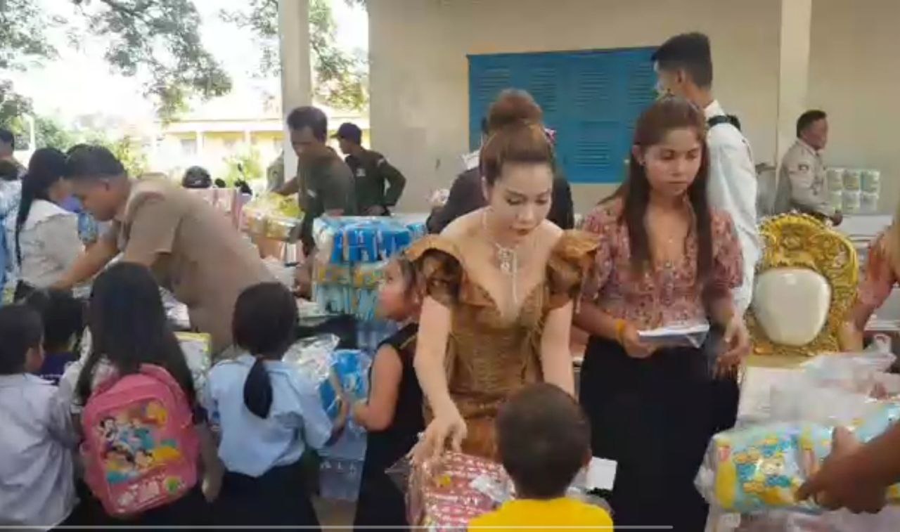 ឯកឧត្តម គង់ សុវណ្ណារ៉ា ទីប្រឹក្សាក្រសួងអប់រំយុវជននិងកីឡា និងលោកជំទាវ ឡាន គឹមឡន ព្រមទាំង ឧកញ៉ាឃិនចិន្ដា អគ្គនាយកក្រុមហ៊ុនចិន្ដា( KS) អេឡិចត្រូនិចខូអិលធីឌី និងលោកជំទាវ គង់ សុជាតា បានមូលមតិគ្នារៀបចំកាន់បិណ្ឌទី ៦ នៅវត្តជេតពន ( ហៅវត្តត្រី)