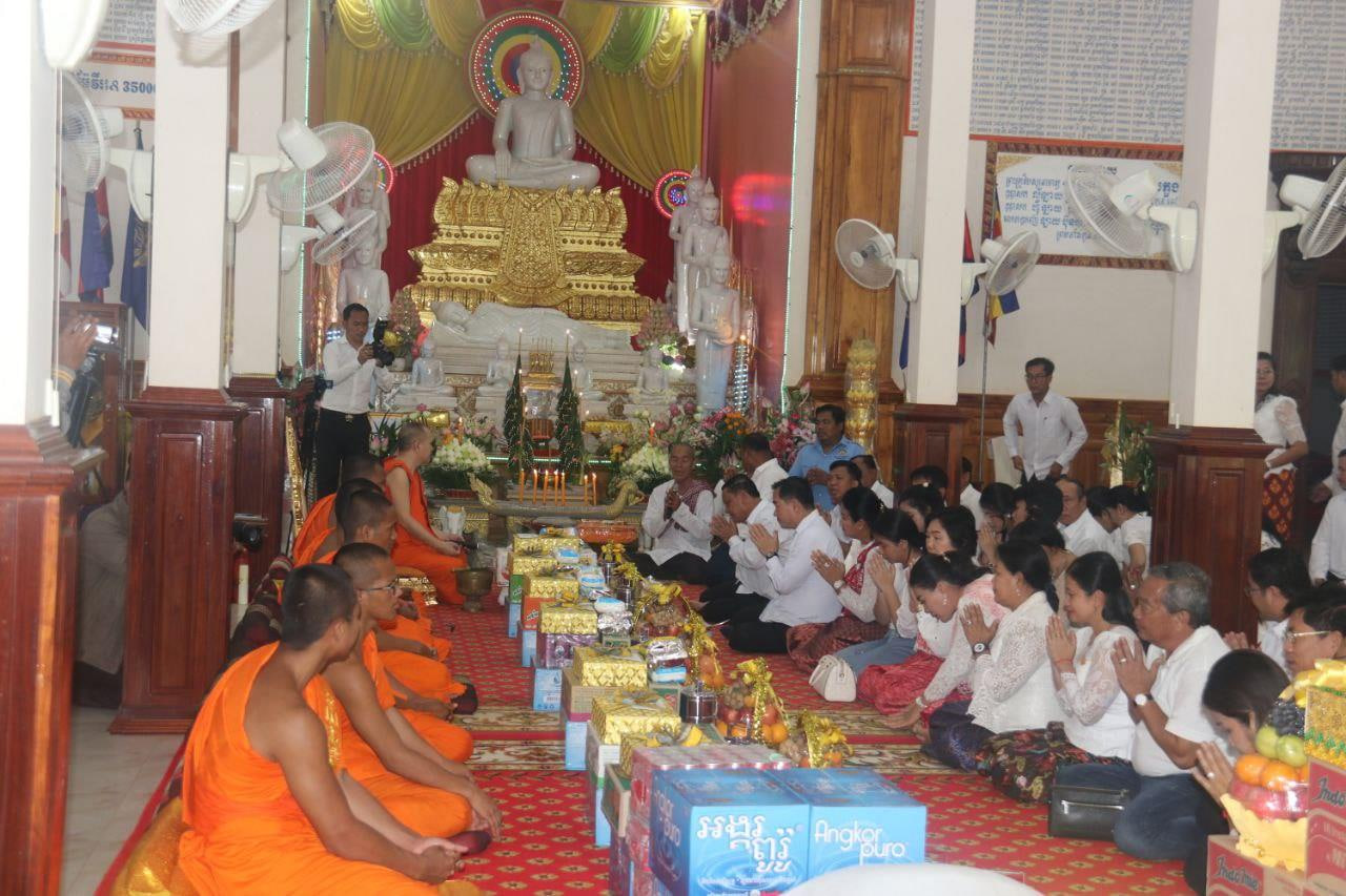ថ្នាក់ដឹកនាំខេត្តកំពង់ចាម ព្រមទាំងមន្ត្រីរាជការក្រោមឱវាទ កាន់បិណ្ឌវេនទី៩ នៅវត្តចំនួន២ ក្នុងស្រុកកំពង់សៀម និងស្រុកស្ទឹងត្រង់